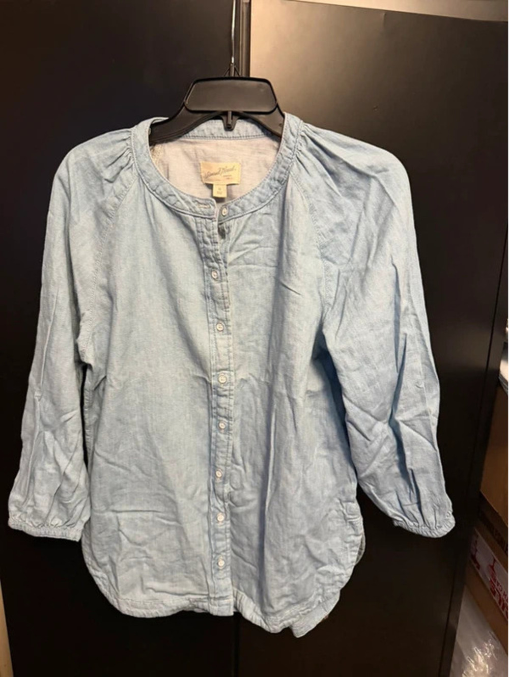 Universal Thread Women’s XS Light Wash Chambray Button Down Shirt NWT